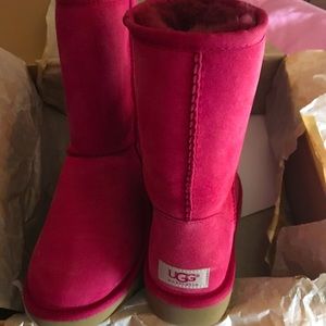 Uggs short raspberry color size 7